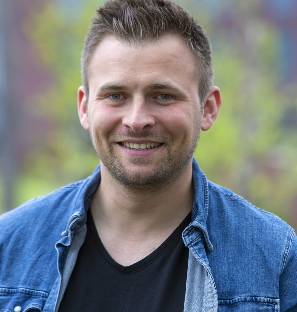 Portret van Aron Straver, adviseur Ontwerp & Inrichting bij idverde.