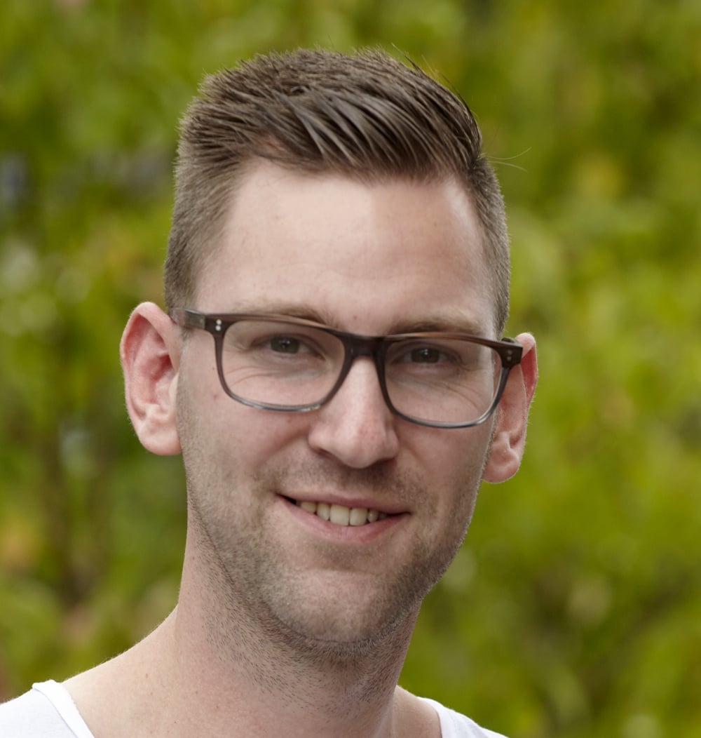 Portret van Edwin Eding, projectleider bij idverde, met groen op de achtergrond.