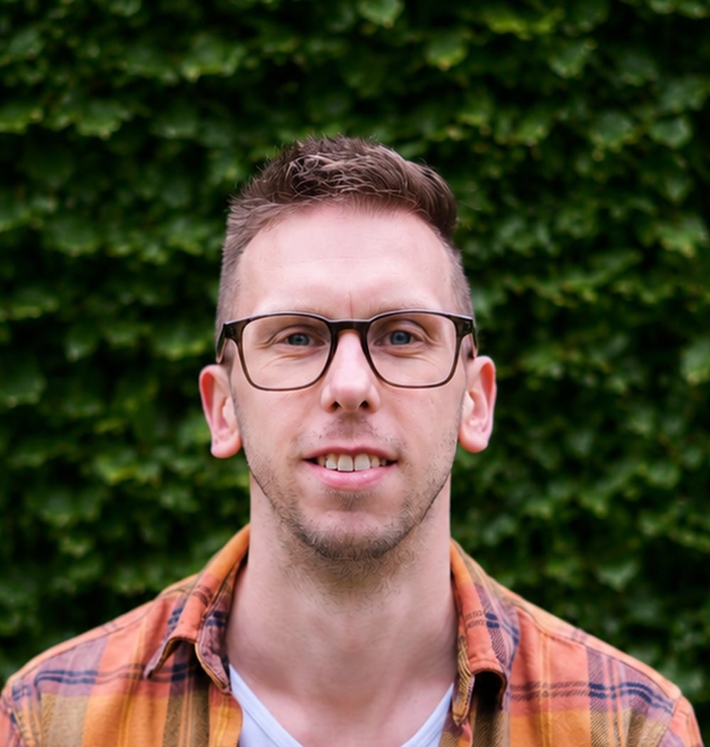 Frank Nooijens, projectleider bij idverde, voor een groene heg.