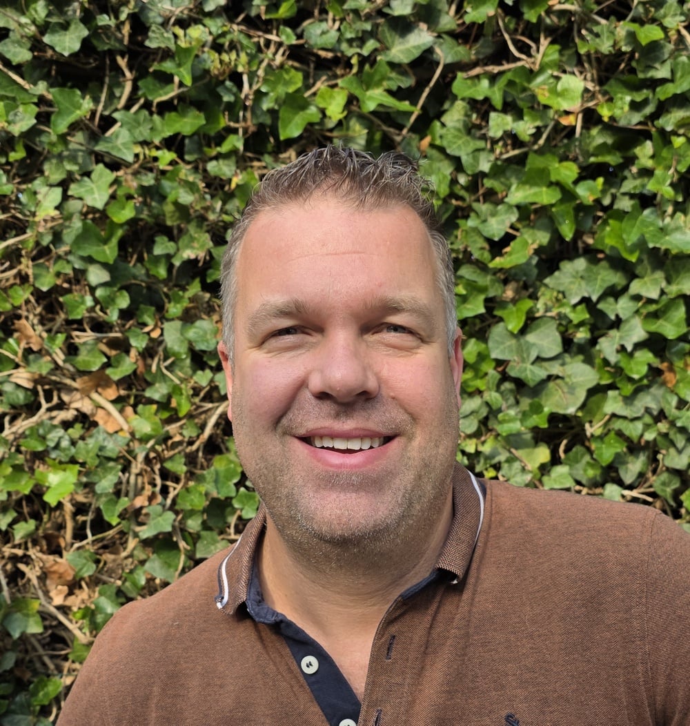 Frank van Genechten, projectleider bij idverde, voor een klimopheg.