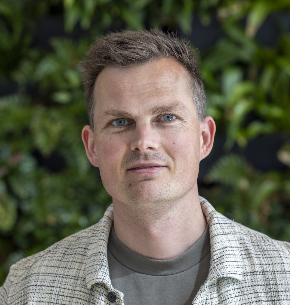 Harmen van der Meulen, boomtechnisch adviseur bij idverde, poseert voor een groene plantenwand.