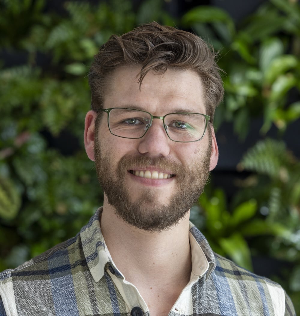 Medewerker Jelmar Huizinga, werkvoorbereider bij idverde, poseert voor groene beplanting.