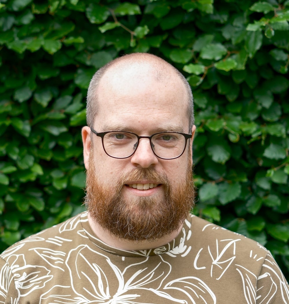 Portret van Johan Meijer, adviseur ecologie bij idverde, voor een groene heg.