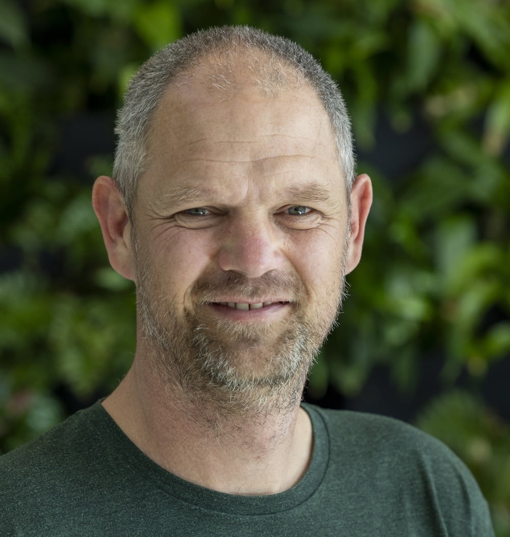 Joost Valkenburg, projectleider ETT bij idverde, poseert voor groene beplanting.
