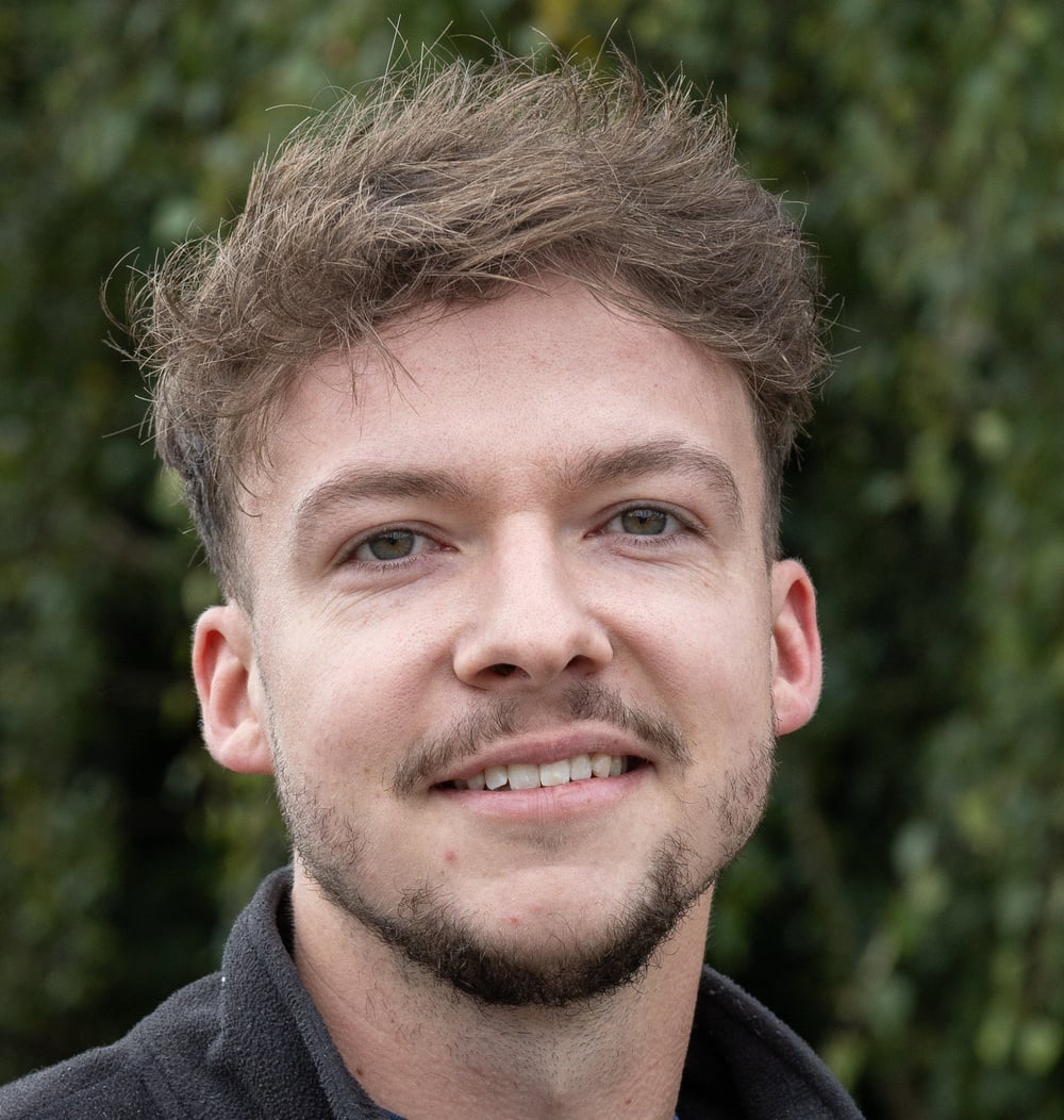 Joost de Wolff, calculator Dak- en Gevelgroen bij idverde, voor een groene achtergrond.
