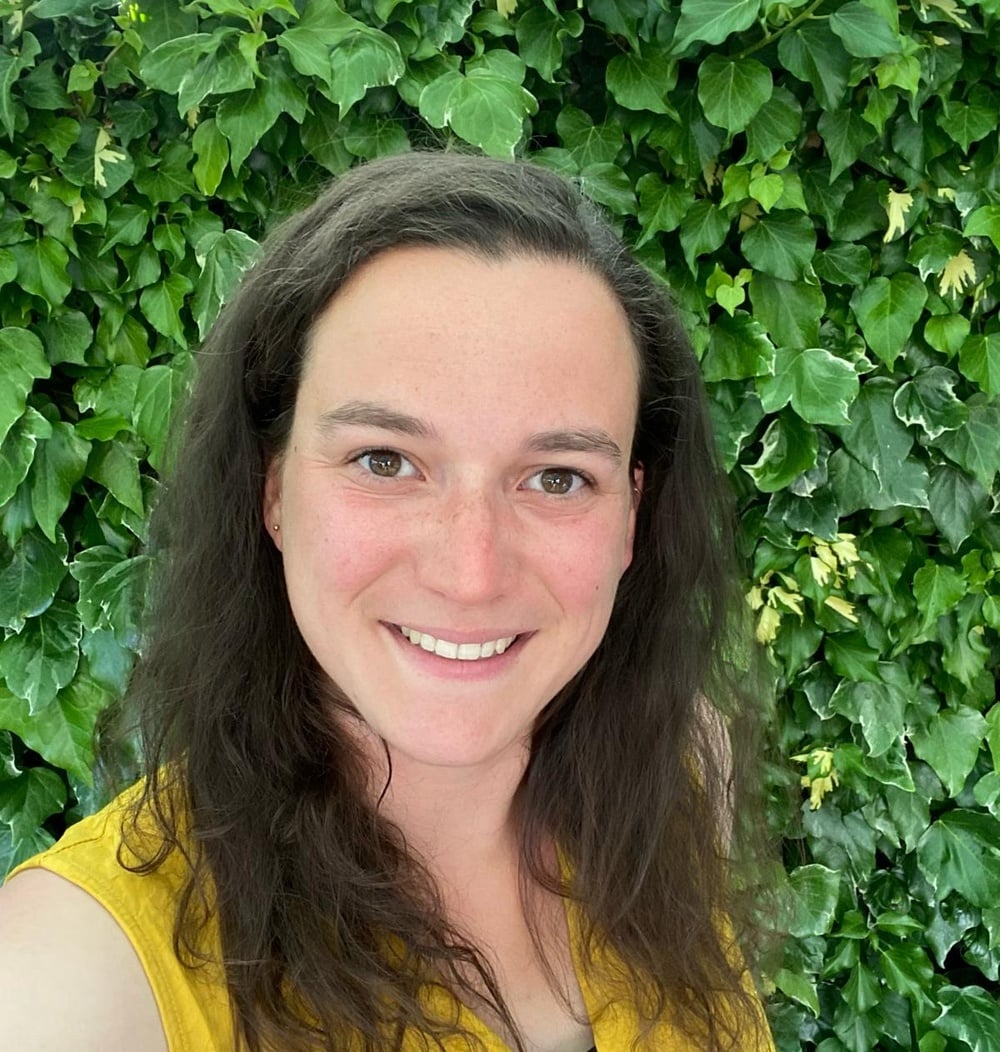 Julia van der Heijden, projectvoorbereider, voor een groene klimopheg.
