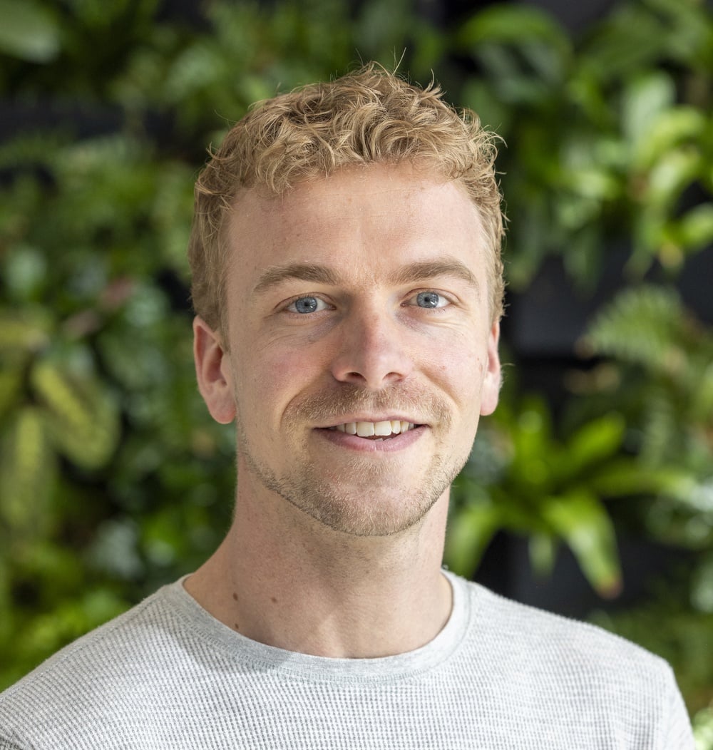 Martijn van der Maarel, boomtechnisch adviseur bij idverde, poseert voor een groene plantenwand.