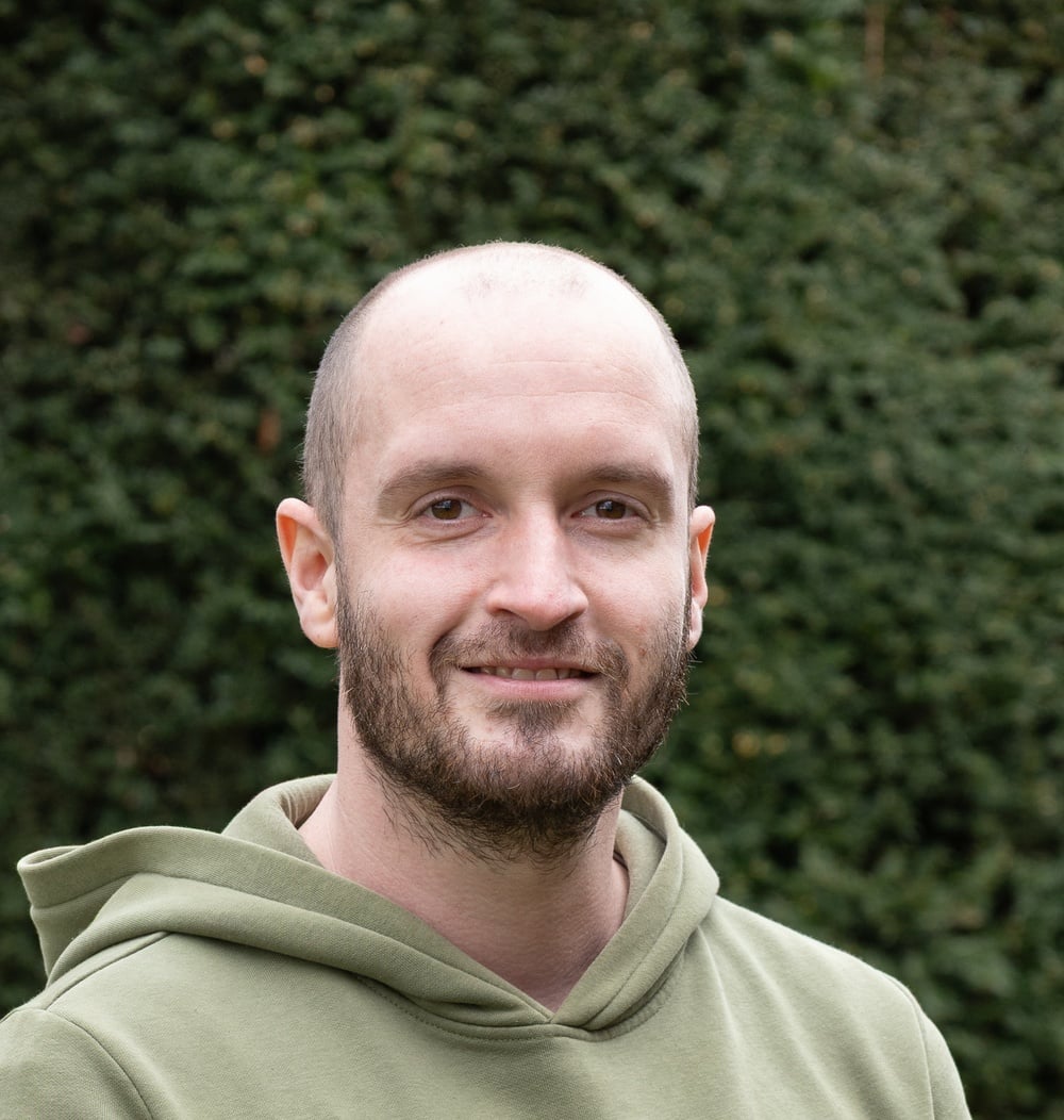 Milan van der Velden, adviseur ecologie bij idverde, voor een groene heg.