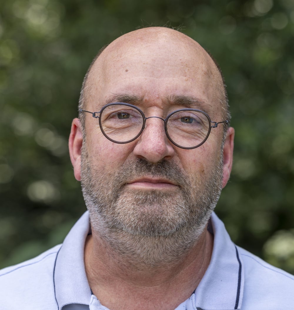 Richard Soudant, calculator Dak- en Gevelgroen bij idverde, portret buiten met groene achtergrond.