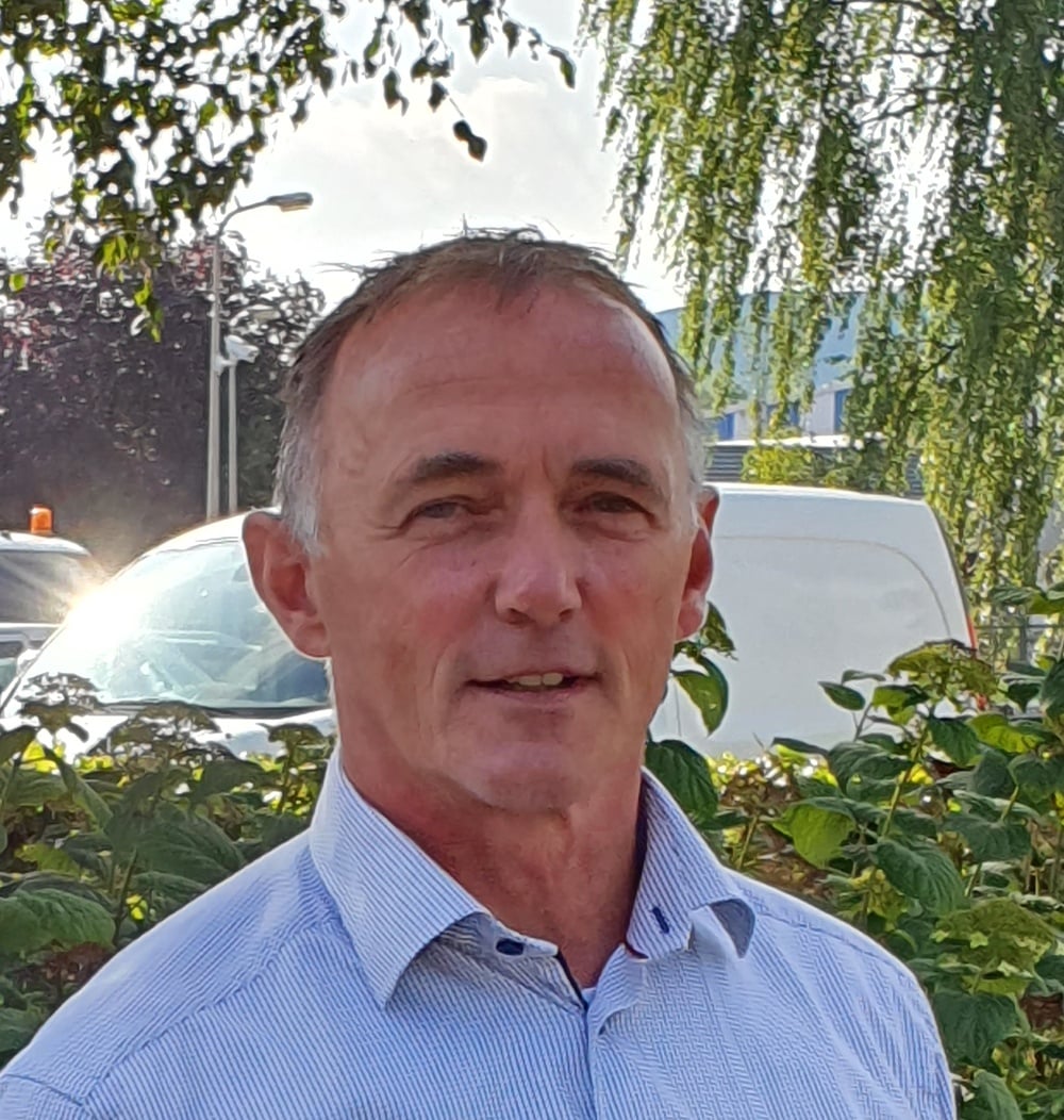 Rudy Kosters, senior projectleider bij idverde, buiten op een bedrijfsterrein.
