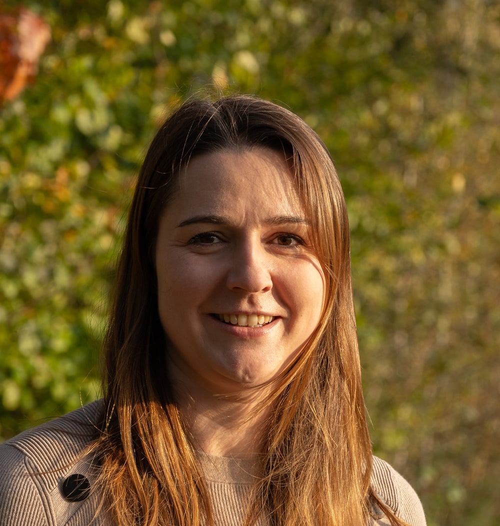 Ruta de Vries, Head of Procurement bij idverde, buiten voor groene begroeiing.