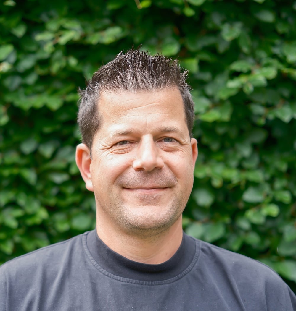 Sander van den Oever, projectleider bij idverde, voor een groene heg.