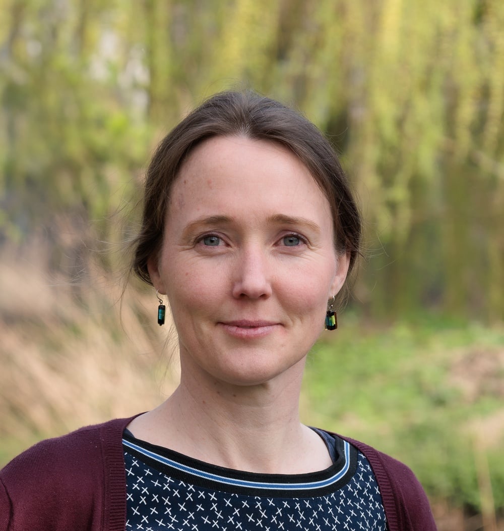 Sigrid Noordam, adviseur Strategie & Beleid bij idverde, buiten voor groene bomen.