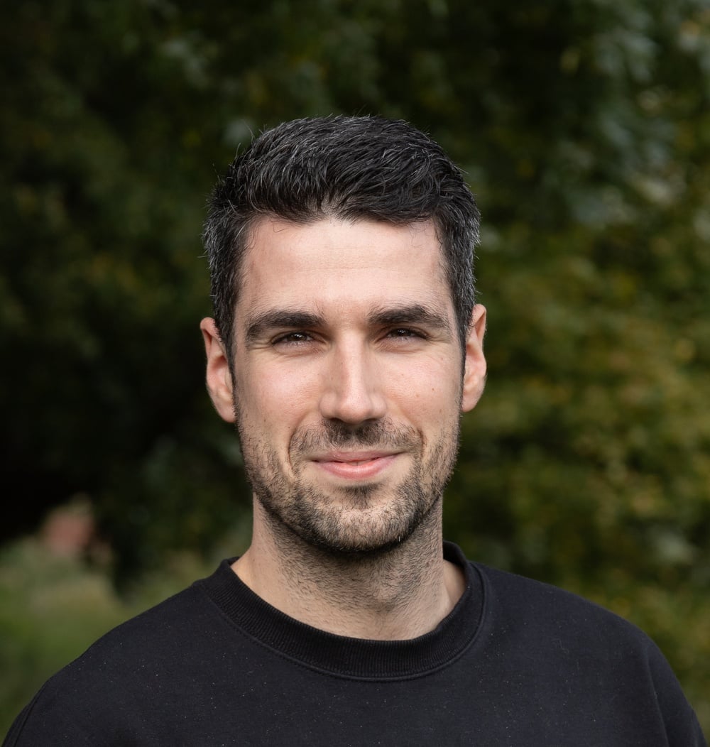 Stef Hooghiem, adviseur strategie & beleid bij idverde, portretfoto met groene achtergrond.
