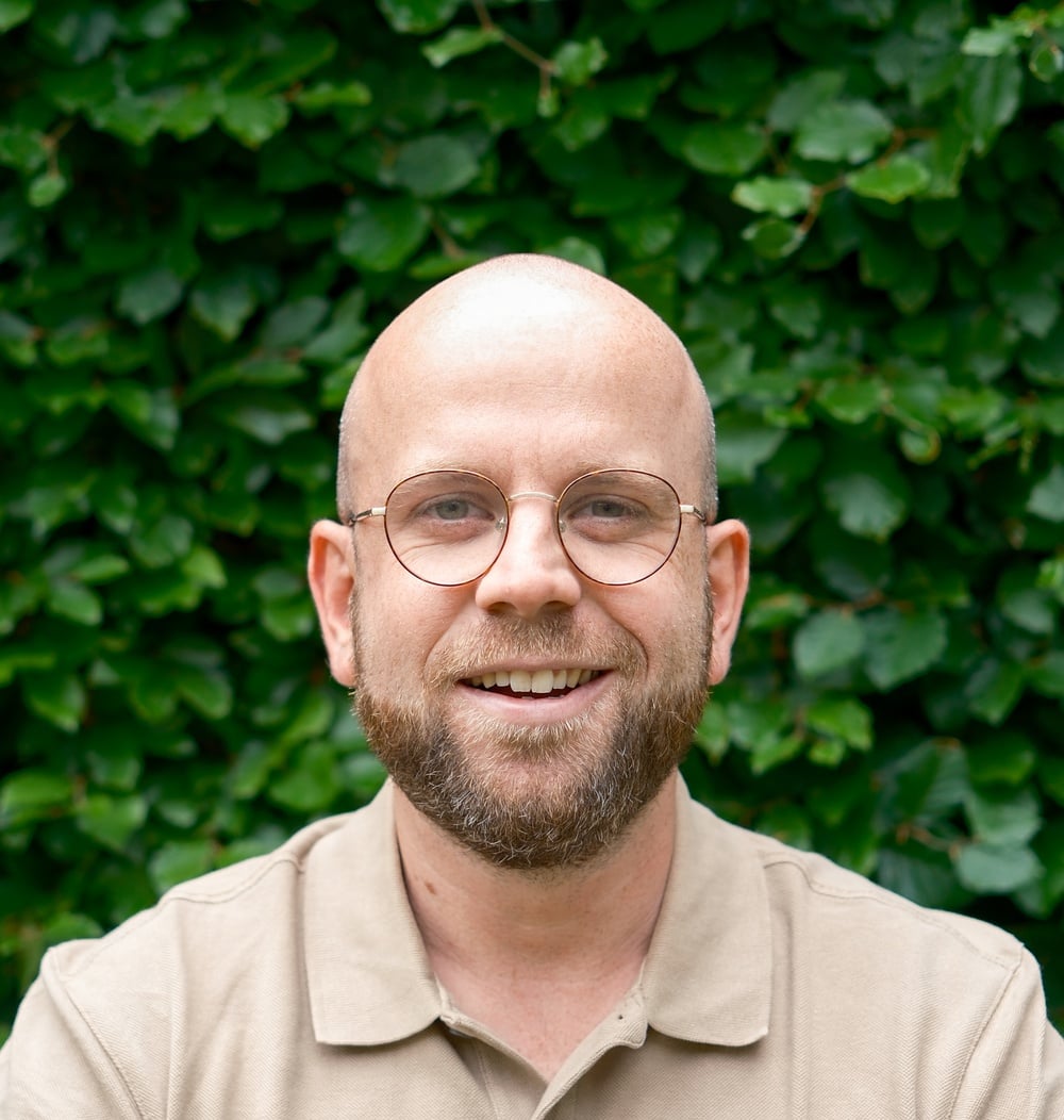 Stef Voermans, projectleider bij idverde, voor een groene heg.