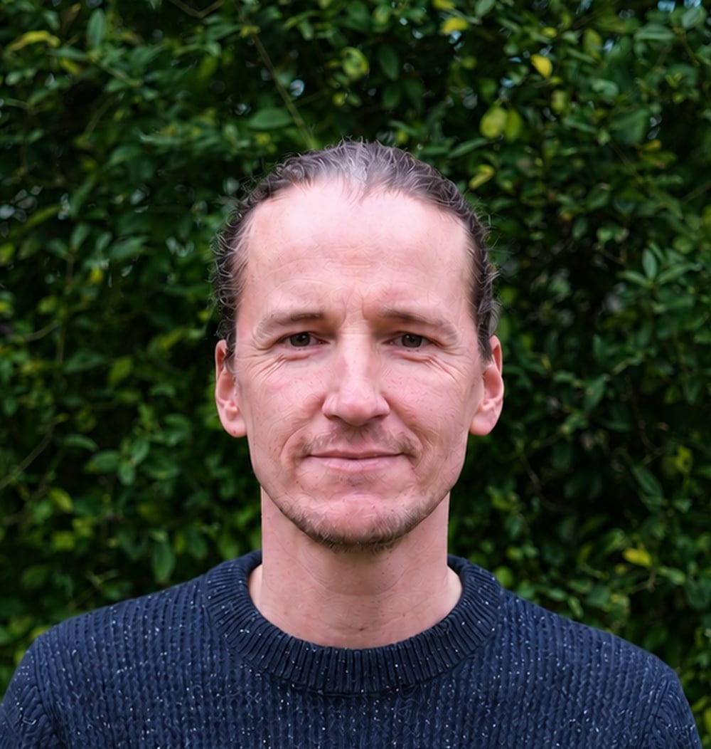 Portret van Stefan de Klepper, adviseur ecologie bij idverde, voor een groene heg.