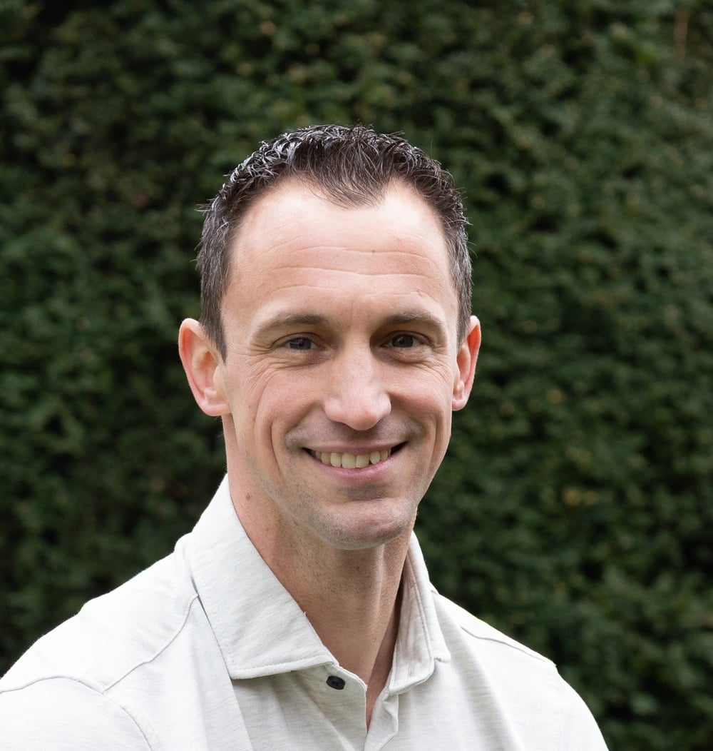 Thijs Remmers, contractmanager bij idverde, voor een groene heg.