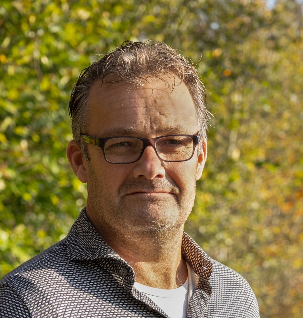 Tienco Meindertsma, projectleider bij idverde, buiten voor groene bomen.