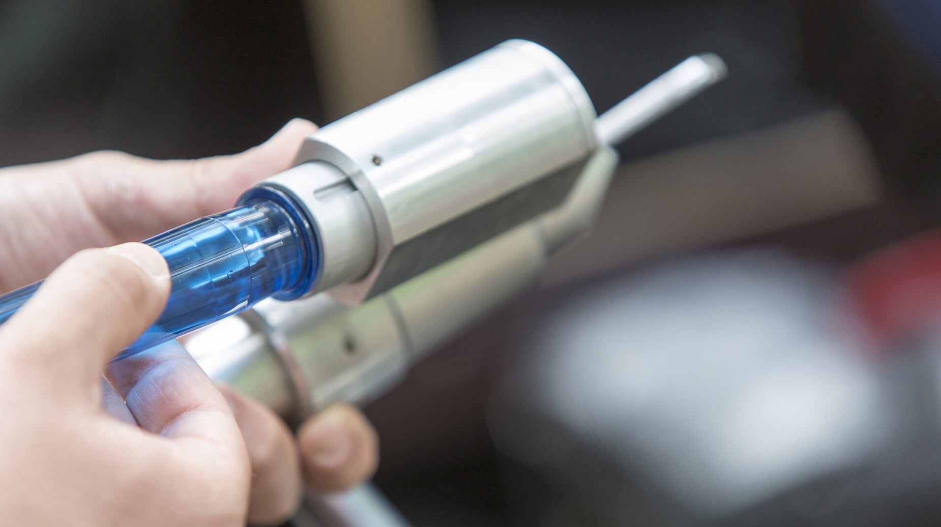 Medewerker plaatst een injectienaald in een boominjectiesysteem ter bescherming van een iep.