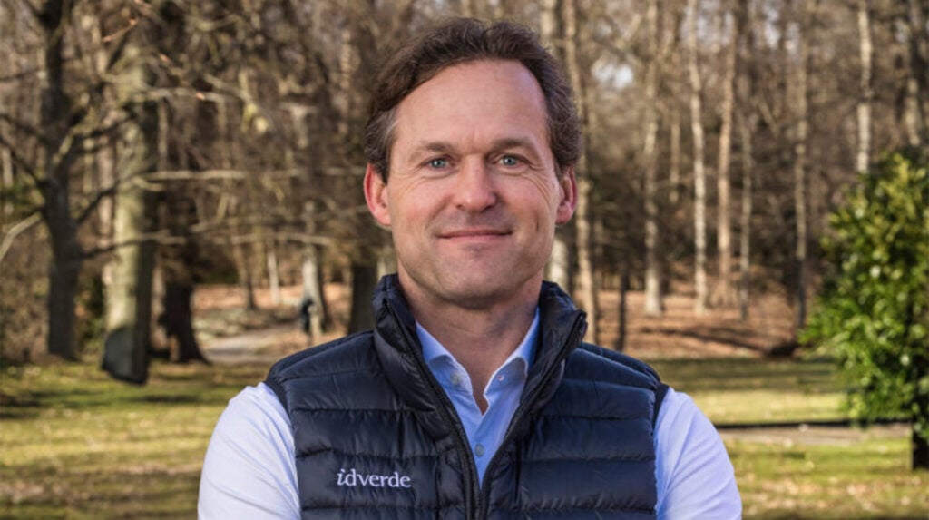 Joost Heemskerk, nieuwe Country CEO van idverde Nederland, staand in een park