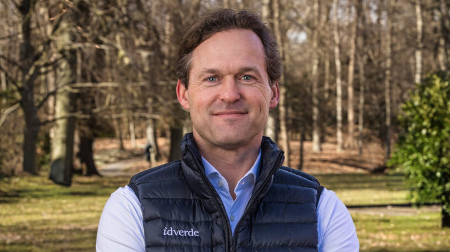 Joost Heemskerk, nieuwe Country CEO van idverde Nederland, staand in een park